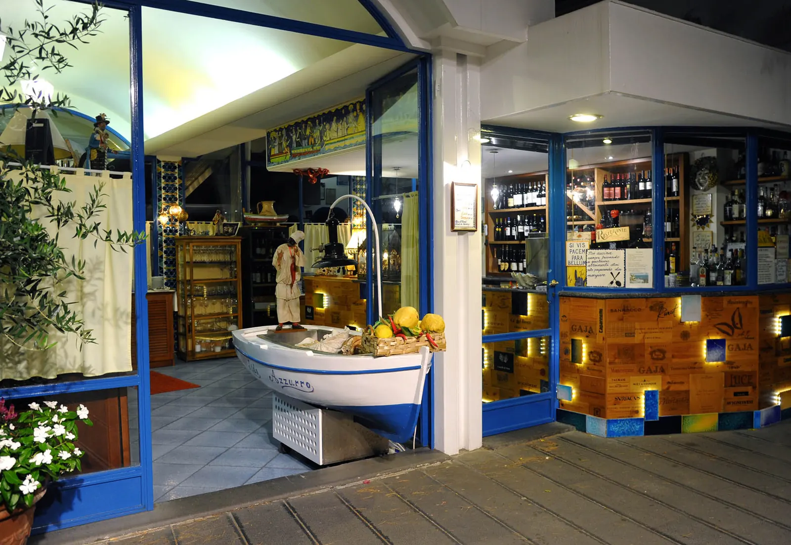 L’ingresso del ristorante, con la barca esposta in vetrina